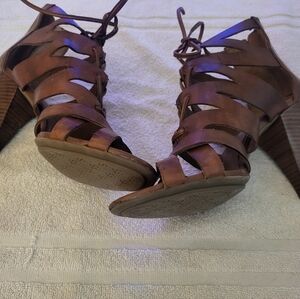 Strap shoes